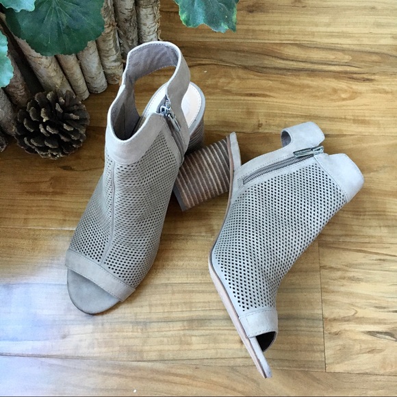 Vince Camuto Perforated Leather Ankle Booties Sz 9.5 - Picture 1 of 7